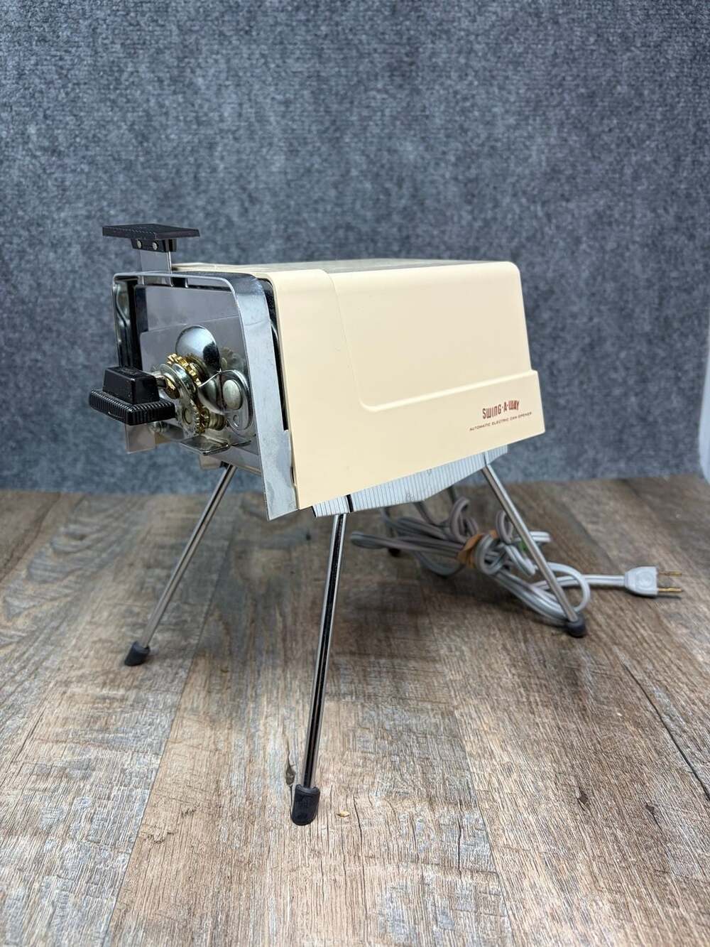 Vintage 1960's Swing-A-Way Electric Can Opener Counter Top Unit Model 2200 NOB